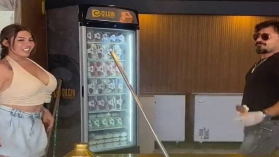 TikTok fenomeni Çılgın Dondurmacı bu sefer sınırı fena aştı! Kadın müşterisini kucakladığı gibi... Görenlerin ağzı açık kaldı! 5